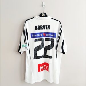 Domowa koszulka Odds BK (#22 T. Børven) z sezonu 2009 w kolorze białym marki Adidas.