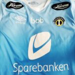 Trzecia koszulka Sogndal IL z sezonu 2016 w kolorze niebieskim marki Umbro.