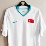 Wyjazdowa koszulka Turcja z sezonu 2008-09 w kolorze białym marki Nike.