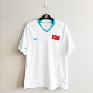 Wyjazdowa koszulka Turcja z sezonu 2008-09 w kolorze białym marki Nike.