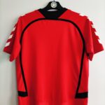 Domowa koszulka Valur Reykjavík z sezonu 2013 w kolorze czerwonym marki Hummel.