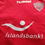 Domowa koszulka Valur Reykjavík z sezonu 2013 w kolorze czerwonym marki Hummel.