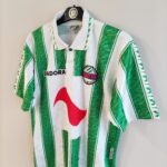 Domowa koszulka Rapid Wiedeń z lat 1996-98 w kolorze zielono-białym marki Diadora.