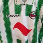 Domowa koszulka Rapid Wiedeń z lat 1996-98 w kolorze zielono-białym marki Diadora.