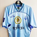 Domowa koszulka CD Macará z sezonu 2002 w kolorze niebieskim marki Diadora.