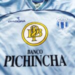 Domowa koszulka CD Macará z sezonu 2002 w kolorze niebieskim marki Diadora.