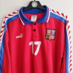 Koszulka domowa Czechy match issue z sezonu 1996-97 w kolorze czerwonym marki Puma.