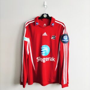 Wyjazdowa koszulka Odds BK z sezonu 2011 w kolorze czerwonym marki Adidas.