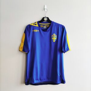 Wyjazdowa koszulka Szwecja z sezonu 2006-07 w kolorze niebieskim marki Umbro.