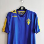 Wyjazdowa koszulka Szwecja z sezonu 2006-07 w kolorze niebieskim marki Umbro.