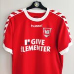 Domowa koszulka Vejle BK (#28 U. Rooba) match issue z sezonu 2006/07 w kolorze czerwonym marki Hummel.