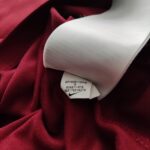 Metka z kodem produktu w koszulce AS Roma 2014-15 w kolorze burgundowym marki Nike.