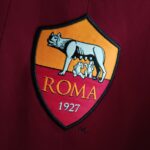 Herb na domowej koszulce AS Roma 2014-15.