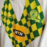 Trzecia koszulka Mamelodi Sundowns z sezonu 2005-06 w kolorze biało-zielono-żółtym marki Diadora.