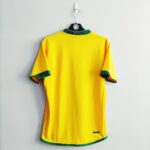 Domowa koszulka Brazylia z lat 2006-07 w kolorze żółtym marki Nike.