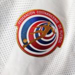 Wyjazdowa koszulka Kostaryka z roku 2015 w kolorze białym marki New Balance.