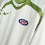 Wyjazdowa koszulka Valerenga IF z sezonów 2006-07 w kolorze biało-zielonym marki Nike.