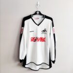 Domowa koszulka Swansea City (#17 P. Connor) match issue z sezonu 2004-05 w kolorze biało-czarnym marki Bergoni.