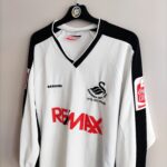 Domowa koszulka Swansea City (#17 P. Connor) match issue z sezonu 2004-05 w kolorze biało-czarnym marki Bergoni.