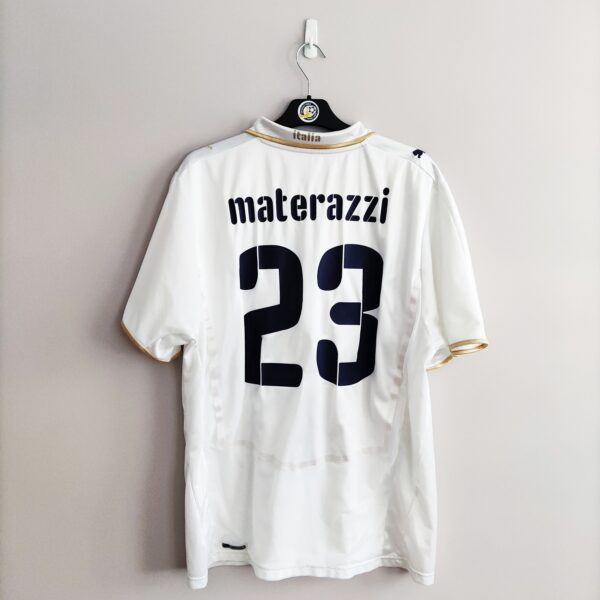 Wyjazdowa koszulka Wlochy (#23 M. Materazzi) z lat 2007-08 w kolorze białym marki Puma.