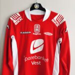 Domowa koszulka piłkarska Brann Bergen z lat 2009-10 w kolorze czerwonym marki Kappa.