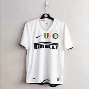 Wyjazdowa koszulka Inter Mediolan z sezonu 2008-09 w kolorze białym marki Nike.