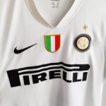 Wyjazdowa koszulka Inter Mediolan z sezonu 2008-09 w kolorze białym marki Nike.
