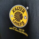 Wyjazdowa koszulka Kaizer Chiefs z sezonu 2010-11 w kolorze czarno-żółtym marki Nike.