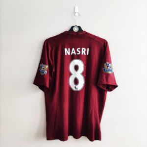Wyjazdowa koszulka Manchester City (#8 S. Nasri) z sezonu 2012-13 w kolorze burgundowym marki Umbro.