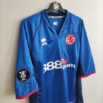 Wyjazdowa koszulka Middlesbrough (#21 S. Parnaby) match issue z sezonu 2005-06 w kolorze niebieskim marki Errea.