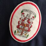 Wyjazdowa koszulka Stoke City (#16 P. Connor) match issue z sezonu 1999-00 w kolorze granatowym marki Asics.