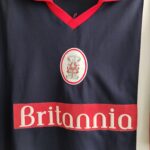 Wyjazdowa koszulka Stoke City (#16 P. Connor) match issue z sezonu 1999-00 w kolorze granatowym marki Asics.