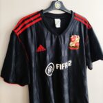 Wyjazdowa koszulka Swindon Town z sezonu 2011/12 w kolorze czarnym marki Adidas.