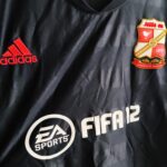 Wyjazdowa koszulka Swindon Town z sezonu 2011/12 w kolorze czarnym marki Adidas.