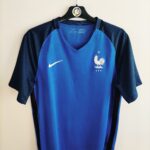Domowa koszulka Francja z lat 2016-17 w kolorze niebieskim marki Nike.