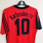 Domowa koszulka Karlsruher FV match issue z lat 1980s w kolroze czerwono-czarnym marki Adidas.