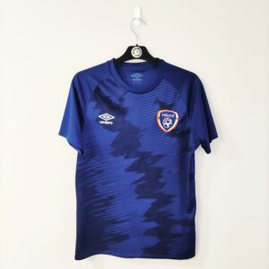 Koszulka treningowa Irlandia z sezonu 2021-22 w kolorze granatowym marki Umbro.