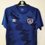 Koszulka treningowa Irlandia z sezonu 2021-22 w kolorze granatowym marki Umbro.