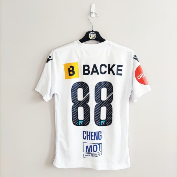 Wyjazdowa koszulka Stabaek IF (#88 C. Cheng) match issue z sezonu 2020 w kolorze białym marki Macron.