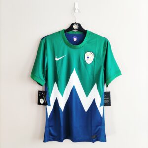 Koszulka wyjazdowa reprezentacji Słowenii z lat 2020-21 w kolorze zielonym marki Nike.