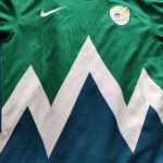 Koszulka wyjazdowa reprezentacji Słowenii z lat 2020-21 w kolorze zielonym marki Nike.