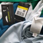 Metka koszulki wyjazdowej reprezentacji Słowenii z lat 2020-21 w kolorze zielonym marki Nike.