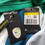 Metki koszulki wyjazdowej reprezentacji Słowenii z lat 2020-21 w kolorze zielonym marki Nike.