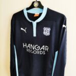 Domowa koszulka z długim rękawem Dundee FC z sezonu 2014-15 w kolorze granatowym marki Puma.