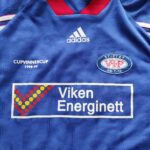 Domowa kosuzlka Valerenga IF z sezonu 1999 w kolorze niebiesko-czerwonym marki Adidas.