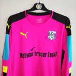 Bluza bramkarska Dundee FC z sezonu 2016-17 w kolorze różowym marki Puma.