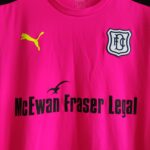Bluza bramkarska Dundee FC z sezonu 2016-17 w kolorze różowym marki Puma.