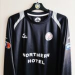 Wyjazdowa koszulka z długim rękawem Brechin City z sezonu 2009/10 w kolorze czarnym marki Bukta.
