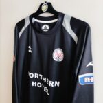 Wyjazdowa koszulka z długim rękawem Brechin City z sezonu 2009/10 w kolorze czarnym marki Bukta.