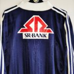 Domowa koszulka z długim rękawem Viking FK z 1994 roku w kolorze granatowo-białym marki Adidas.